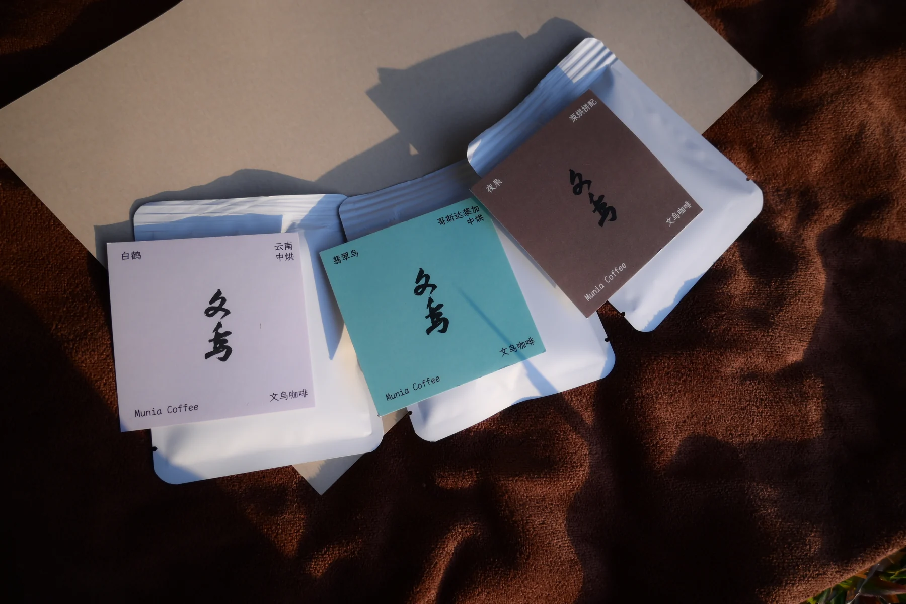 文鳥コーヒーのパッケージを手に持つ写真